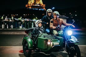 Excursão romântica e privada de Paris à noite em um sidecar Ural