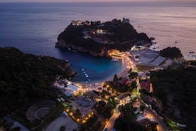 Traditionele boottocht bij zonsondergang in Paleokastritsa