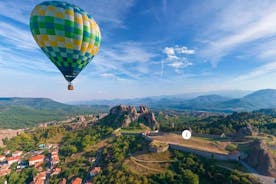 Belogradchik Rocks 위의 가상 열기구 타기