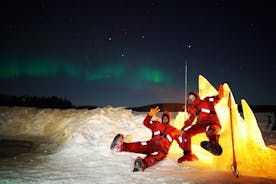 Eis, das in Forest Lake mit Aurora Borealis schwimmt