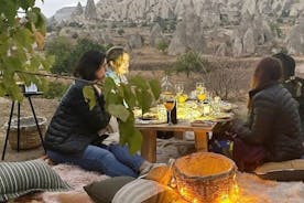 Cena romantica privata al tramonto in Cappadocia con cibi selvatici