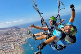 BRONZE varjoliito tandemlento Costa Adejen yläpuolella ilmaisella nouto ja vesi