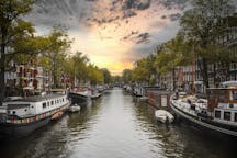 Cruzeiros no canal em Amesterdão, Países Baixos