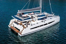 Crociera semi-privata in catamarano nuovissima a Mykonos con pasto, bevande e trasporti