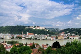 Passau - Inn River Stroll酒店享有风景如画的城市景观