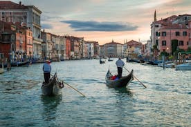 Excursão particular: Passeio de gôndola por Veneza com serenata