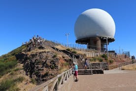 Arieiro Peak, Santo da Serra and Cristo Rei 4x4 Experience
