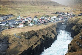 Excursão pela cachoeira em Ilhas Faroe
