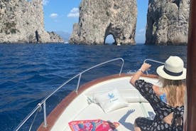 Capri-Höhlen-Bootstour mit Pizzawein und Limoncello