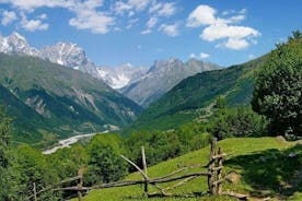 Causacus fjöll við Majestic SVANETI og MESTIA frá Kutaisi