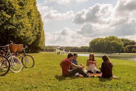 ヴェルサイユで食事と宮殿を楽しむ優先入場自転車ツアー