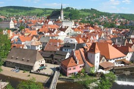 Transferência turística privada de ida de Hallstatt para Praga via Cesky Krumlov