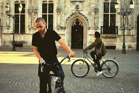自転車でブルージュを通り抜ける楽しくてアクティブな観光アドベンチャー