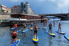 Stand-up paddle no rio Vltava em Praga