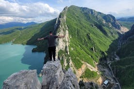 Vista para o lago Bovilla e caminhada na montanha Gamti - excursão diária saindo de Tirana