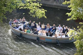 Cruzeiro pelo Canal de Amsterdã em barco aberto com guia local