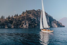 Private geführte Segelboottour auf dem Comer See mit Aperitif