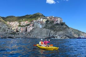 Aventura de caiaque em Cinque Terre saindo de Riomaggiore