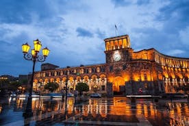 Passeggiata serale per il caffè nella calda Yerevan