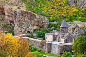 Tour di gruppo: tempio pagano di Garni, monastero di Geghard, Lago Sevan, Sevanavank