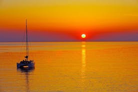 Luxus-Bootstour bei Sonnenuntergang nach Santorin mit BBQ und Getränke