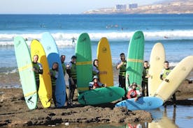 Aula de surf em grupo na Playa de las Américas, Tenerife