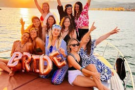 Um aniversário, um aniversário ou despedida de solteira do seu amigo?
Comemore no barco com um Aperitivo / Jantar a bordo do nosso barco com um pequeno passeio de Salerno a Amalfi.
Incluído no Aperitivo/Jantar*:

- vinho branco/prosecco
- tapas/aperitivos
- primeiro prato frio
- fruta