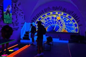 Tour del minigolf Black Light di Praga con bevande gratuite