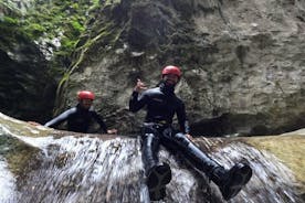 Tutustu Nevidio Canyonin jännityksiin: 4 tunnin Canyoning Adventure