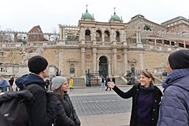 Excursão a pé em grupo pequeno pelo distrito do Castelo de Buda em Budapeste