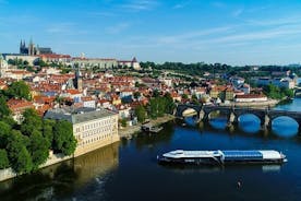 Tour a piedi della città vecchia di Praga con pranzo a buffet su una barca