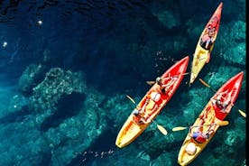 Kayak y esnórquel al atardecer con refrigerio de frutas, agua y vino