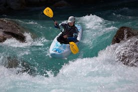 Curso de kayak en aguas bravas en el río Soca