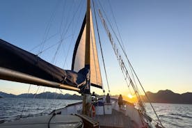 Navegación de lujo para tomar el sol a medianoche por las islas Lofoten desde Svolvær