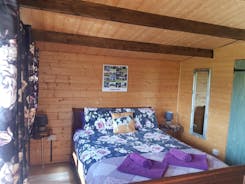 Country Bumpkin - Romantic Couples Stay in Oakhill Cabin (Adults Only)