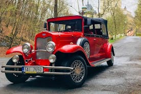 Château de Karlstejn en voiture décapotable Vintage