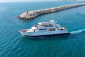 Avslappende cruise ved Larnaca Bay