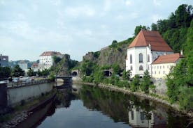 Transferência privada de Passau para Praga com 2 horas de turismo, motorista local
