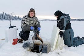 Eisfischen mit dem Schneemobil aus Levi, Finnland