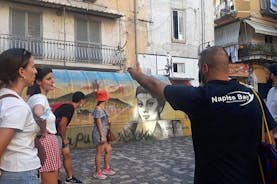 Tour de arte de rua nos bairros espanhóis de Nápoles