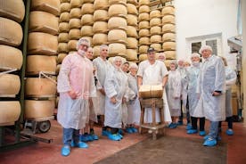 Excursão gastronômica para grupos pequenos com degustação: queijo parmesão e presunto de Parma
