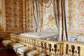 パリからのヴェルサイユ宮殿とマリー・アントワネットのエステート1日プライベートツアー