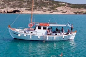 Excursion en bateau d'une demi-journée depuis le port et la baie de Naoussa. 