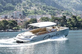 Excursion privée en bateau de luxe : Lady of the Rocks et Blue Cave - jusqu'à 15 personnes (3 heures)