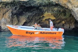 Passeio de barco ao longo da costa de Lagos para visitar as grutas da Ponta da Piedade e conhecer as praias