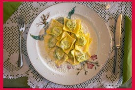 Esperienza culinaria a casa di un locale a Parma con show cooking