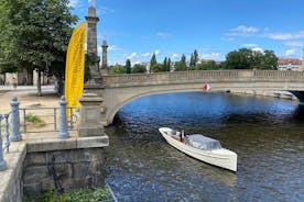 Giro turistico di Berlino su una barca elettrificata degli anni '20