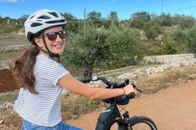 Alberobello mit dem E-Bike. Die Landschaft, eine Mühle und ein Bauernhof