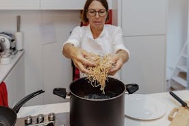 Clases privadas de pasta y tiramisú en la casa de una Cesarina con degustación en Bérgamo