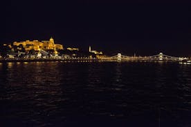Passeio noturno e cruzeiro de barco em Budapest